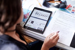 Schülerin mit Tablet